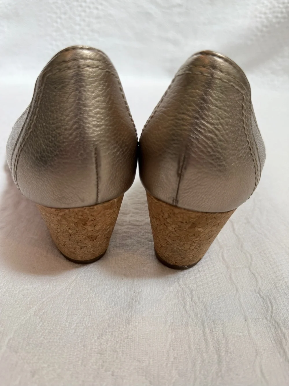 Clarks Artisan Peep Toe Vendra Daisy Wedge Pumps Gold Metallic Shoes Size 10
